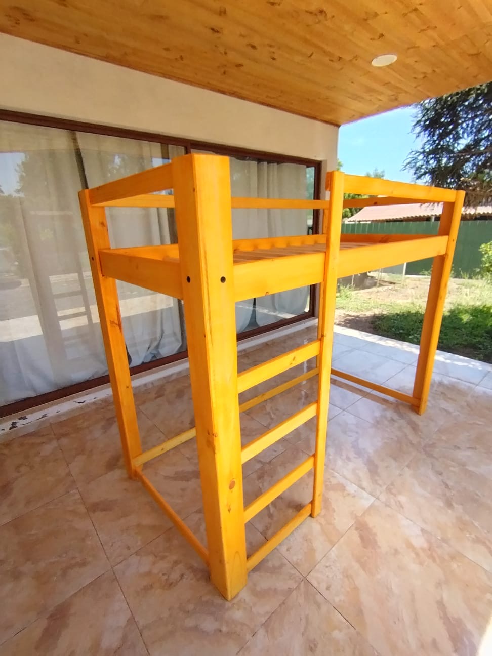 Cama Alta de Madera M&R con escritorio integrado